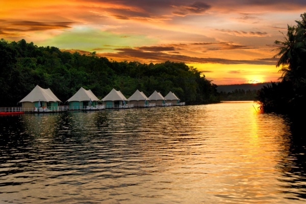 4 Rivers Floating Lodge