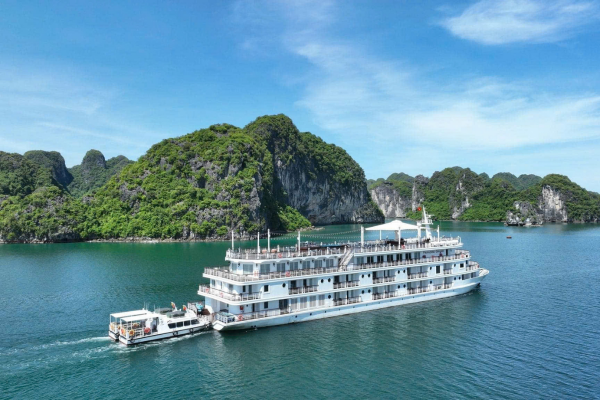 OVERNIGHT BOAT CRUISE ON HALONG BAY